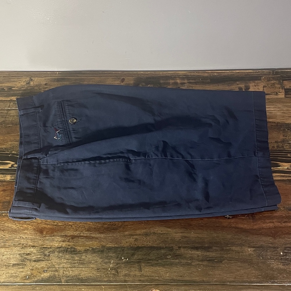 Greg Norman men’s golf shorts in size 34” 100% cotton nice flat front in navy